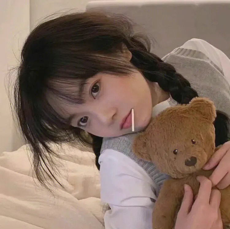 戴流苏耳环的少女